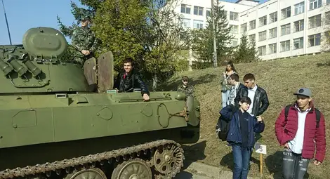 Оръжие и бойна техника впечатлиха ученици от русенското школо на Каракачанов