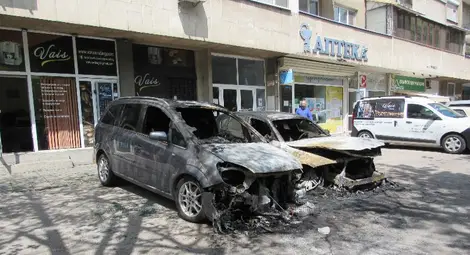 Среднощен огън от любов опустоши два автомобила