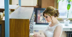 Мартина избра библиотеката за сватбената си фотосесия