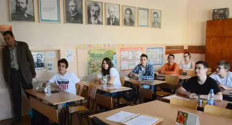 Скандал в Разлог: Събличали зрелостници по бельо преди матурата