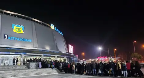 Секционните комисии приключиха бързо работата си в неделя и пред Арена Русе се изви опашка от чакащи да предадат изборните книжа.                                                       Снимка: Авторът