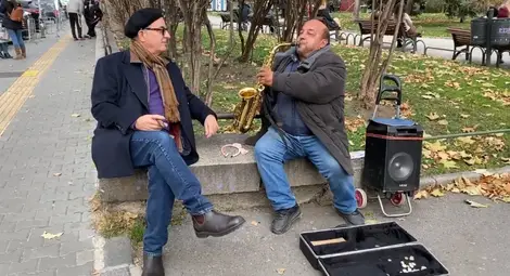 Анди Гарсия изненада уличен музикант в центъра на София (ВИДЕО)