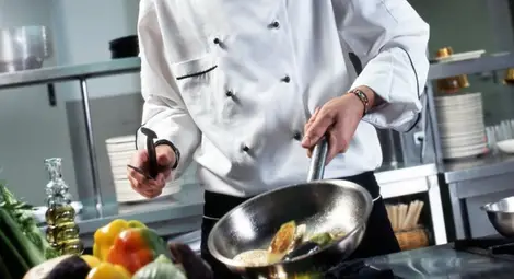 Готвач седем години тровил колегите си