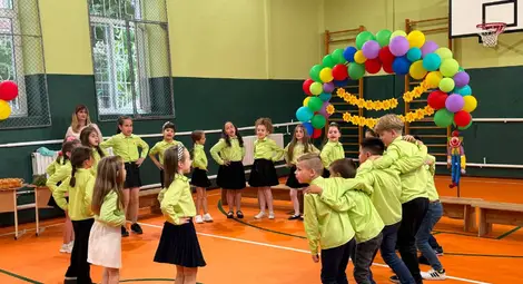 В ОУ &bdquo;Иван Вазов&ldquo; отпразнуваха края на учебната година за първокласниците в ремонтирания физкултурен салон