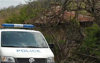 Заплашиха баба, че ще убият семейството й, взеха й 7 бона