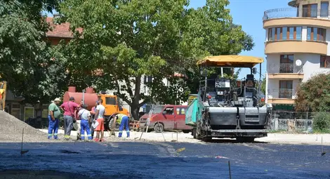 Стари септични ями отворили дупката в двора на &bdquo;Отец Паисий&ldquo;