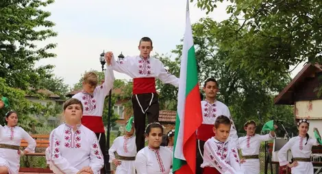 Християни и мюсюлмани в Семерджиево празнуваха Гергьовден с песни и танци