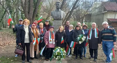 Русенската група пред паметника на Левски в Букурещ. Снимки: Читалище &bdquo;Христо Ботев&ldquo; - Русе
