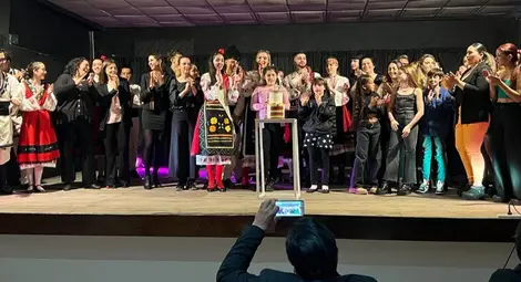 Членове на Управителния съвет на българското дружество и танцьори от ансамбъл &bdquo;Седянка&ldquo;.