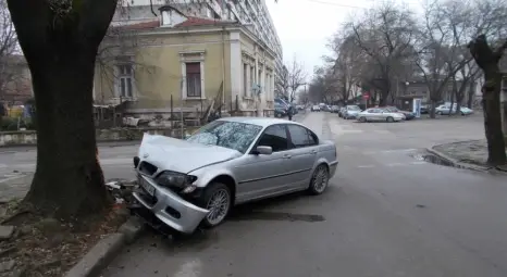 Снощен шофьор се блъснал на входа на Николово
