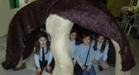 Деца построиха колиба от мамутски кости в Ледената епоха на музея