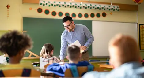 МОН обяви ръст на стартовата учителска заплата МОН обяви ръст на стартовата учителска заплата