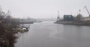 Преминаващ кораб изхвърли вода с нафта край Русе