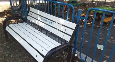 Вандали изкъртиха пейка и я закопчаха с катинар за детска площадка