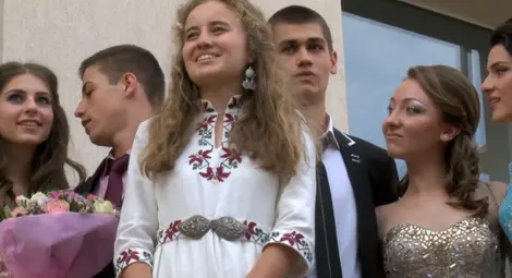 Абитуриентка от Казанлък събра погледите с етно рокля (видео)