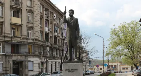 Паметникът на Ангел Кънчев на ул. "Славянска"