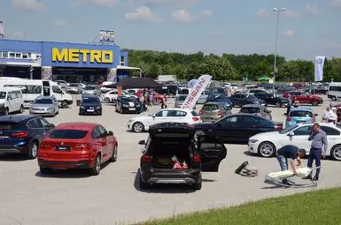 Лъскави коли за мама и татко и безплатен сладолед за децата на автосалона пред &bdquo;Метро&ldquo;