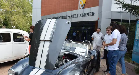 Изложба на ретро автомобили показва класически коли от различни епохи в Русенския универтитет
