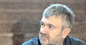 Старшина от казармата помага на Теди Москов за заглавието „Коя гад изяде кашкавала“