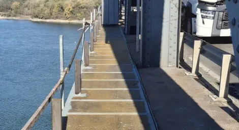 Около 50 куб. м бетон са излети за свързване на фугата между последните два ремонтирани участъка на Дунав мост при Русе