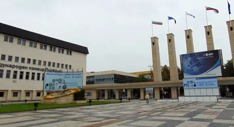 Хуманоиден робот, болид от Формула 1 и мотокар- гигант на Есенния панаир в Пловдив Хуманоиден робот, болид от Формула 1 и мотокар- гигант на Есенния панаир в Пловдив