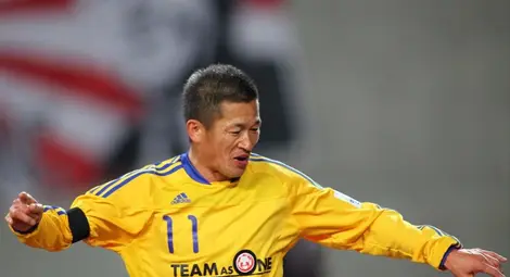 Невероятно: Най-възрастният професионален футболист продължава да играе и на 50