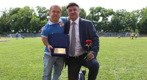 Президентът Боби Михайлов на колене пред президента Светльо Чернев Президентът Боби Михайлов на колене пред президента Светльо Чернев