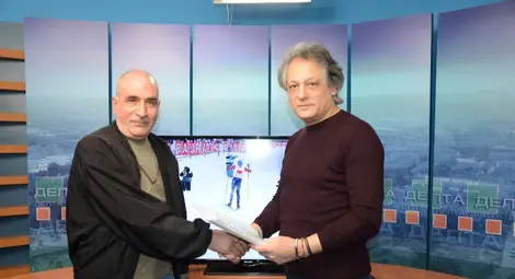 Шефът на телекома Юлиян Йорданов /вдясно/ връчва голямата награда на Георги Джамбазов.  Снимка: Красимир СТОЯНОВ