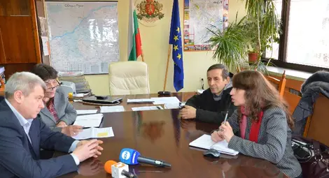 Граждани поискаха съдействие от областта за опасната пасарелка