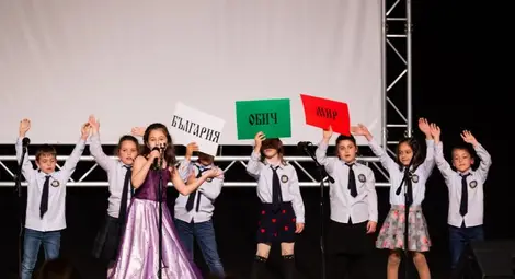 Ученици превърнаха сцена в студио на &bdquo;Възраждане ТВ&ldquo;