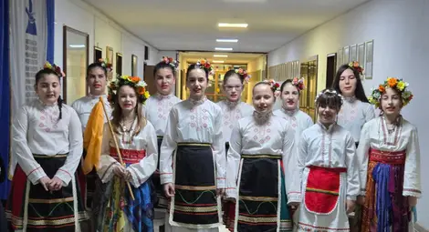 Малки лазарки от Мартен гостуваха в русенската областна администрация&nbsp;