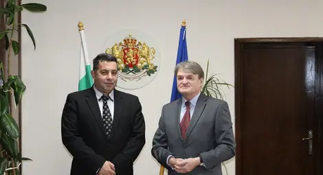 Областният управител Галин Григоров /вляво/ и посланикът ни в Румъния Тодор Чуров.                                               Снимка: ОА