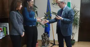 Символът на знанието и упоритостта посрещна две стажантки в областта