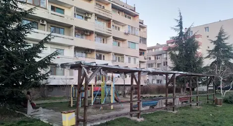 Пуснаха нова поръчка за поддръжката на зелените площи и терените между блоковете