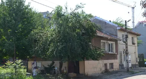 Живeeщи в къщата на ул.&ldquo;Стоян Заимов&ldquo;: Кой преброи, че има 22-ма души, при положение че живеят петима