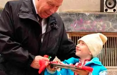 Васил Пенчев-внук асистира на дядо си да пререже лентата на &bdquo;Слънце&ldquo;