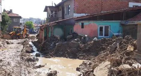 Валежите наводниха над 20 къщи в Троян