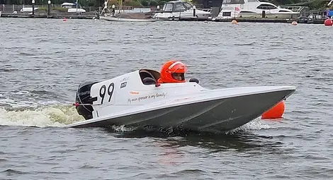 Петър Стоянов знае какво е да летиш по водата с 65 км в час
