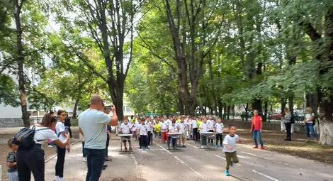 Пазим себе си и другите на пътя - състезание по пътна безопасност в русенското училище "Възраждане"