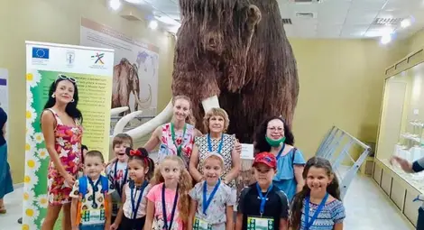 Грамадният мамут в Екомузея впечатли малки приключенци