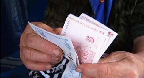 Баба даде 1300 лв. на ало измамници, внук й бил "болен" от ебола Баба даде 1300 лв. на ало измамници, внук й бил "болен" от ебола