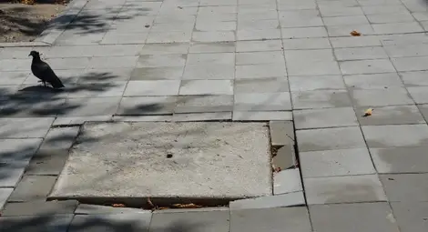 Новите плочки по тротоара на &bdquo;Борисова&ldquo; започват да пропадат