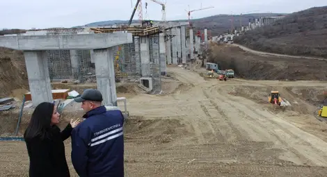 Срокът за завършване на ЛОТ 2 на АМ "Струма" е октомври 2015 г.