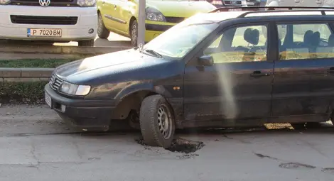 Фолксваген остана на място в дълбока дупка до &bdquo;Билла&ldquo;