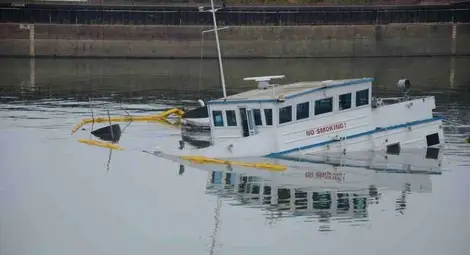 Личев: Чака се спадане на нивото на Дунав, за да бъде изтеглен корабът