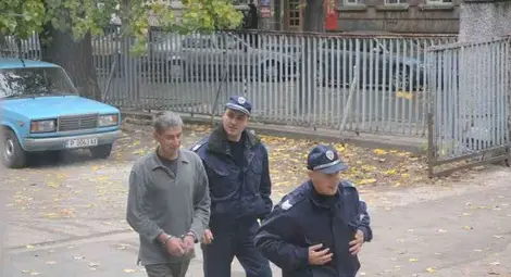 Син забил нож в гърдите на баща си след туба вино