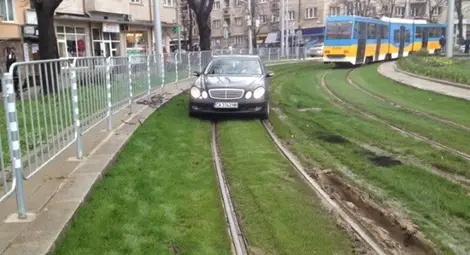 Уволниха главния секретар на Външно, заснет да кара по "зелените" релси на Руски паметник