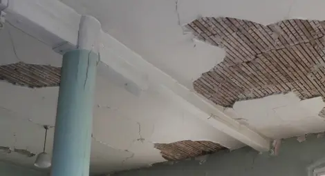 Така изглежда опасната носеща колона.           Снимки: Авторът