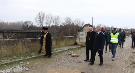 Майстори работят по моста на Кольо Фичето 100 години след последния ремонт