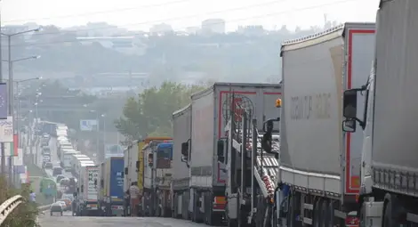 И заседналите по Международното камиони тровили въздуха И заседналите по Международното камиони тровили въздуха